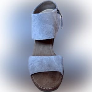 Toms sandals size 7